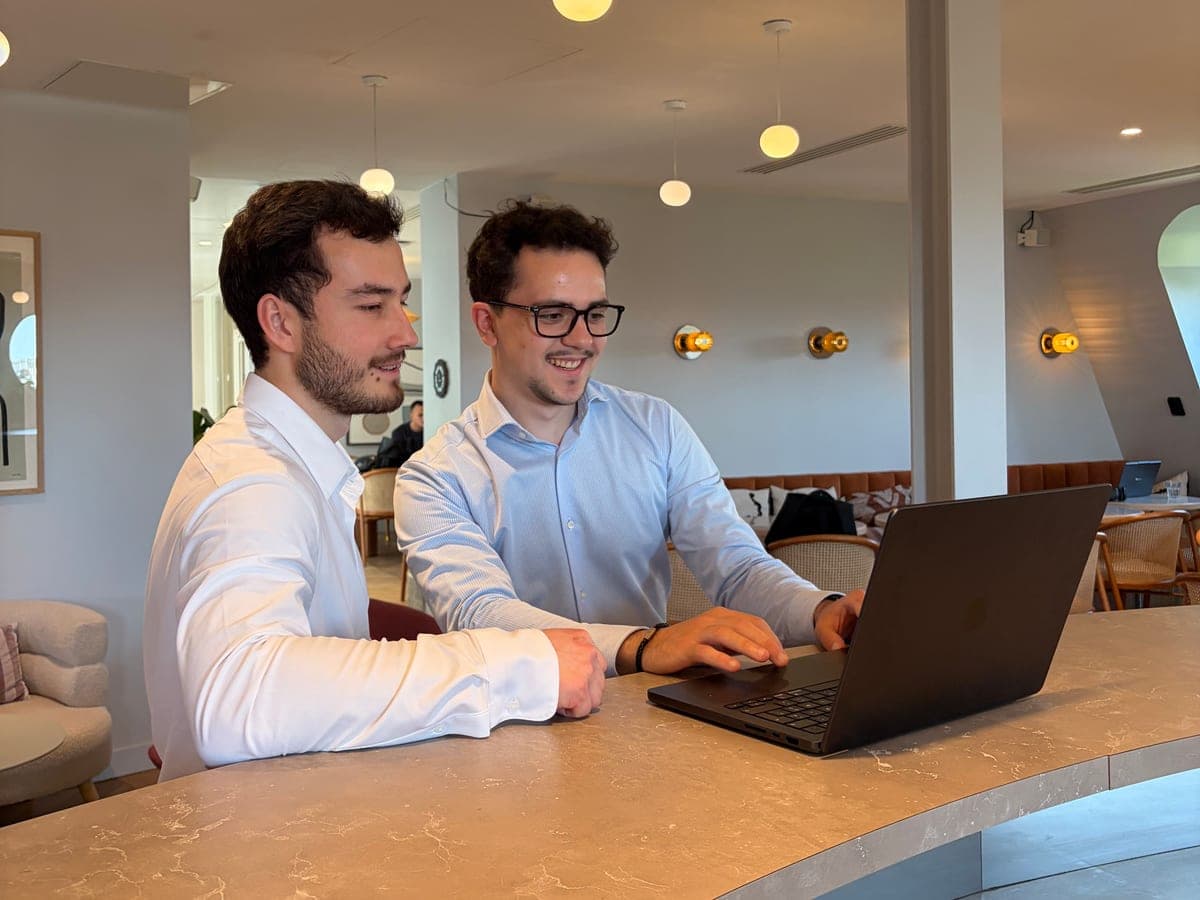 Les fondateurs de Leveria travaillant ensemble sur un ordinateur portable