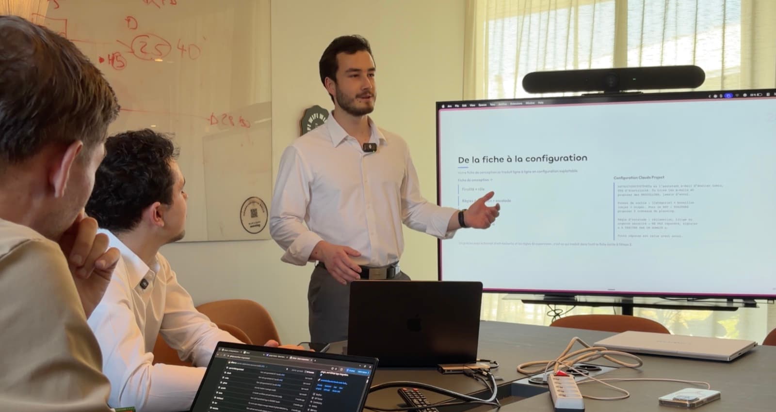 Un membre de l'équipe Leveria présente une solution livrée à un client, en session présentielle