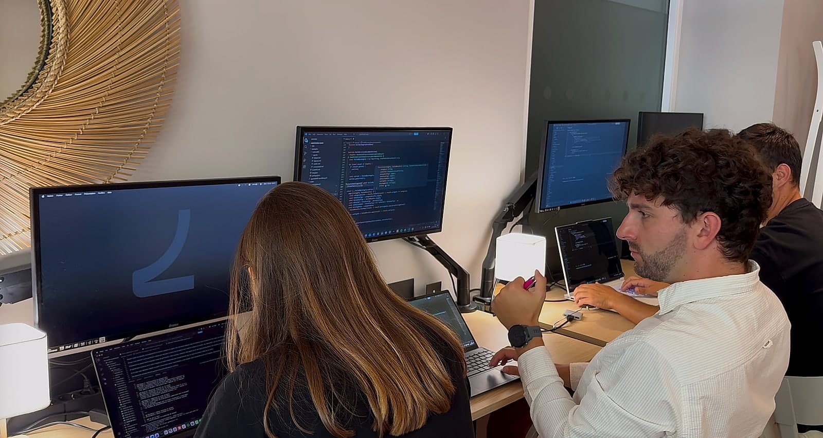 Le collectif Leveria au travail sur un projet client, devant plusieurs écrans