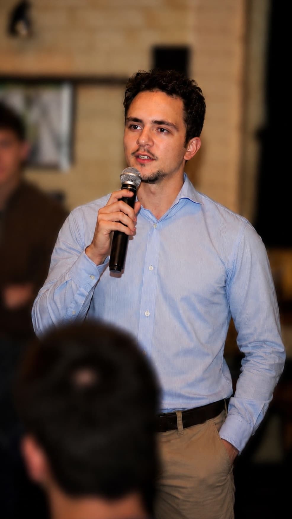 Session de formation IA animée devant un groupe de collaborateurs.